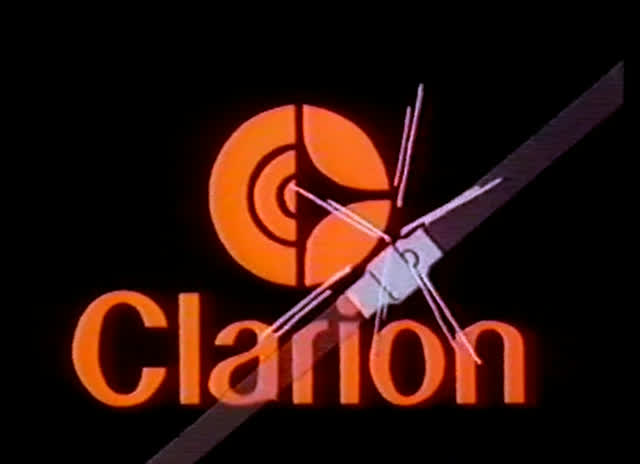 Keltainen laatta pyyhkäisee mustan poikki siveltimenvedoin, alla oranssi Clarion-merkki.